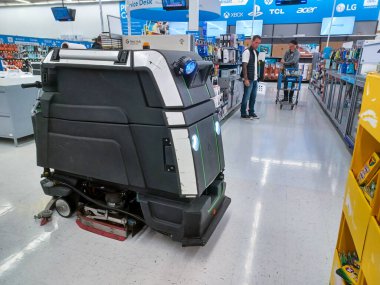 Toronto, On, Kanada - 9 Eylül 2024: Büyük bir robot elektrik süpürgesi bir mağazanın satış bölgesinde hareket ediyor.