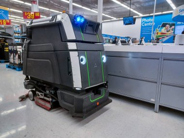 Toronto, On, Kanada - 9 Eylül 2024: Büyük bir robot elektrik süpürgesi bir mağazanın satış bölgesinde hareket ediyor.