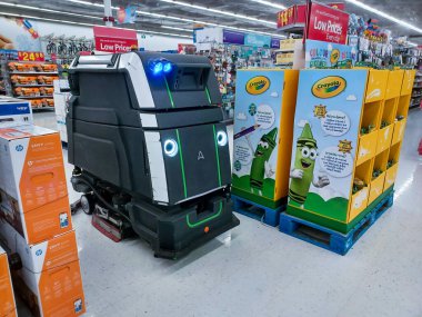 Toronto, On, Kanada - 9 Eylül 2024: Büyük bir robot elektrik süpürgesi bir mağazanın satış bölgesinde hareket ediyor.