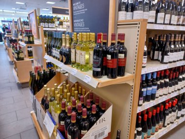 Toronto, On, Kanada - 30 Kasım 2024: LCBO alkol mağazasının iç görünümü