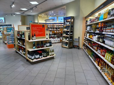 Toronto, On, Kanada - 30 Kasım 2024: LCBO alkol mağazasının iç görünümü
