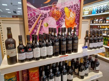 Toronto, On, Kanada - 30 Kasım 2024: LCBO alkol mağazasının iç görünümü