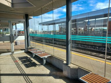 Burlington, ON, Kanada 2 Ağustos 2024: Bronte GO tren istasyonunun görüntüsü.