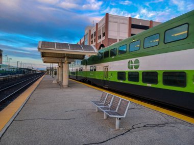 Etobikola, ON, Kanada 20 Ekim 2024: Oakville Go tren istasyonu manzarası.