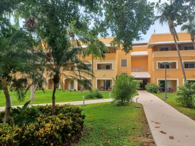 Playa del Carmen, Quintana Roo, Meksika - 20 Kasım 2024: Sonbahar sezonunda Barcelo Maya Oteli bölgesinde