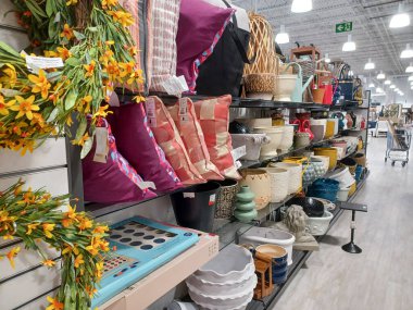 Toronto, On, Kanada - 20 Aralık 2024: Ev mobilyası ve ev eşyalarıyla raf manzarası.