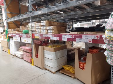 Toronto, On, Kanada - 21 Kasım 2024: Ikea mağazasındaki depo bölümünde.