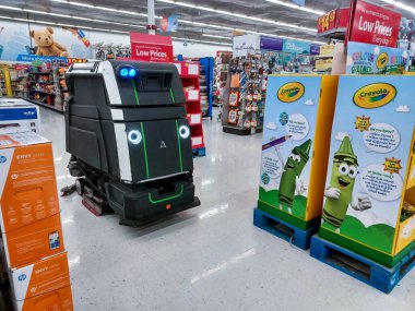Toronto, On, Kanada - 9 Eylül 2024: Büyük bir robot elektrik süpürgesi bir mağazanın satış bölgesinde hareket ediyor.