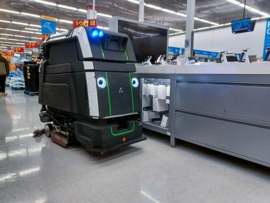 Toronto, On, Kanada - 9 Eylül 2024: Büyük bir robot elektrik süpürgesi bir mağazanın satış bölgesinde hareket ediyor.