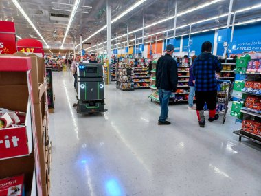 Toronto, On, Kanada - 9 Eylül 2024: Büyük bir robot elektrik süpürgesi bir mağazanın satış bölgesinde hareket ediyor.