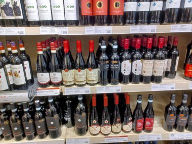 Toronto, On, Kanada - 30 Kasım 2024: LCBO alkol mağazasının iç görünümü