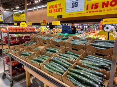 Toronto, On, Kanada - 23 Aralık 2024: Kanada 'daki No Frills marketindeki üretim departmanının kapalı manzarası.