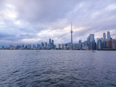 Toronto, ON, Kanada 8 Ağustos 2024: CN Kulesi ve Toronto silueti Ontario Gölü 'nden izlenen dramatik yaz bulutlarının altında duruyor..