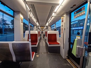 Toronto, ON, Kanada 19 Temmuz 2024: Toronto 'da modern bir tramvay kırmızı yastıklı koltukları ve temiz, iyi ışıklandırılmış iç mekanı ile neredeyse boş çalışıyor..