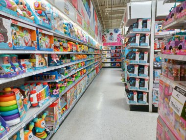 Toronto, On, Kanada - 27 Kasım 2024 Oyuncaklar R Us mağazasındaki oyuncaklarla birlikte raflara bakın.