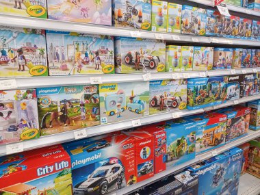 Toronto, On, Kanada - 27 Kasım 2024 Oyuncaklar R Us mağazasındaki oyuncaklarla birlikte raflara bakın.