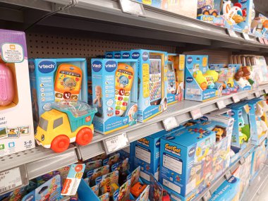 Toronto, On, Kanada - 4 Kasım 2024: Walmart süpermarketindeki oyuncaklarla raflara bakın.