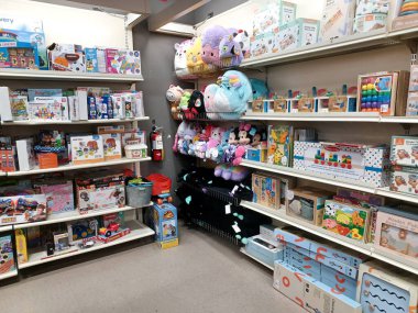 Toronto, On, Kanada - 11 Aralık 2024: Kazananlar perakende mağazasının raflarına bakın.