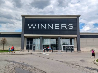 Toronto, ON, Kanada - 26 Mayıs 2025: Toronto 'da bir alışveriş merkezindeki Kazanan İndirim Moda Mağazası' nın girişindeki marka tabelasına bakın.