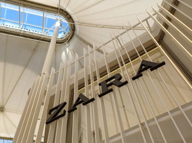 Toronto, ON, Kanada - 29 Nisan 2025: Toronto 'daki moda mağazası Zara tabelasına bakın.