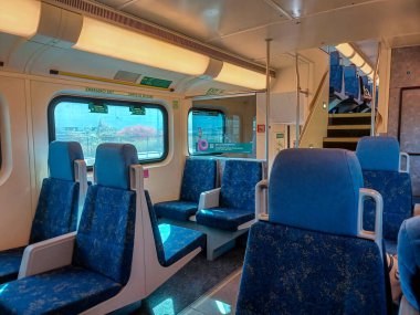 Toronto, ON, Kanada - 19 Mart 2025: Go tren vagonunun iç görünümü