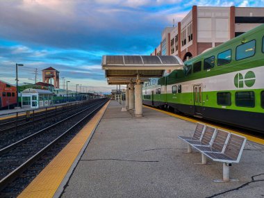 Etobikola, ON, Kanada 20 Ekim 2024: Oakville Go tren istasyonu manzarası.