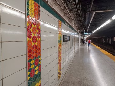 Toronto, ON, Kanada - 4 Haziran 2024: İçerideki Sherbourne İstasyonu metro istasyonunda görüntüle