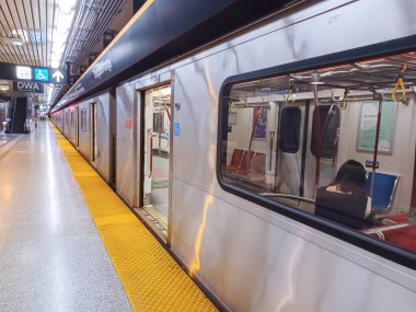 Toronto, ON, Kanada - 27 Nisan 2025: İçerideki Sheppard-Younge metro istasyonuna bakın