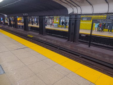Toronto, ON, Kanada - 24 Nisan 2025: İçerideki Dundas Batı metro istasyonuna bakın