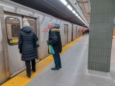 Toronto, ON, Kanada - 27 Nisan 2025: Osgoode metro istasyonunda (Yeşil Hat) görüntüle