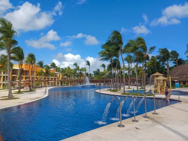 Playa del Carmen, Quintana Roo, Meksika - 20 Kasım 2024: Sonbahar sezonunda Barcelo Maya Oteli bölgesinde