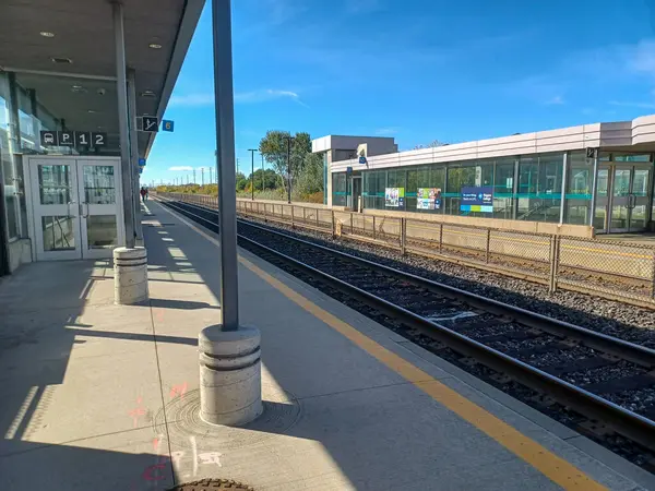 Burlington, ON, Kanada 2 Ağustos 2024: Bronte GO tren istasyonunun görüntüsü.