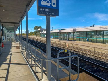 Toronto, ON, Kanada 23 Ağustos 2023 Toronto Dominion Bankası 'nın Toronto' daki binadaki tabelasına bakın..