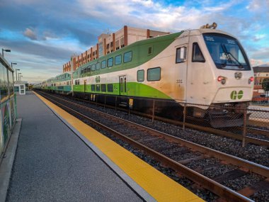 Toronto, ON, Kanada 23 Ağustos 2023 Toronto Dominion Bankası 'nın Toronto' daki binadaki tabelasına bakın..