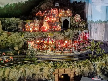 Toronto, ON, Kanada 19 Temmuz 2024: Ayrıntılı bir minyatür sahne, Escarpment tren sergisinde trenler, karlı dağlar ve küçük binaları gösteriyor..