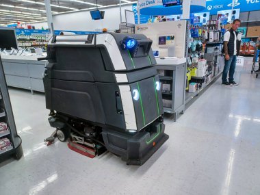 Toronto, On, Kanada - 9 Eylül 2024: Büyük bir robot elektrik süpürgesi bir mağazanın satış bölgesinde hareket ediyor.