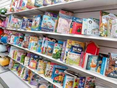 Toronto, On, Kanada - 28 Ağustos 2024: Marshalls American alışveriş merkezindeki kıyafet koleksiyonu.