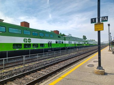 Toronto, ON, Kanada 19 Aralık 2022 Toronto tabelası Toronto şehir merkezindeki Nathan Phillips Meydanı.