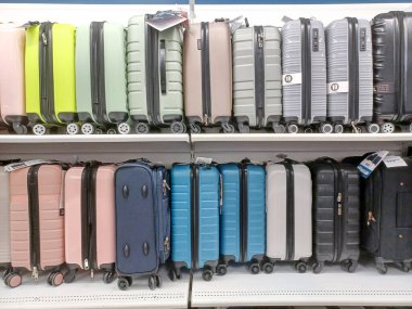 Toronto, On, Kanada - 28 Ağustos 2024: Marshalls American alışveriş merkezindeki kıyafet koleksiyonu.