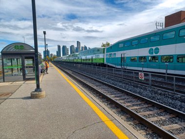 Toronto, ON, Kanada 19 Aralık 2022 Toronto tabelası Toronto şehir merkezindeki Nathan Phillips Meydanı.