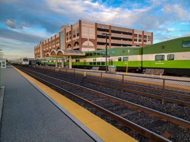 Toronto, ON, Kanada 19 Aralık 2022 Toronto tabelası Toronto şehir merkezindeki Nathan Phillips Meydanı.