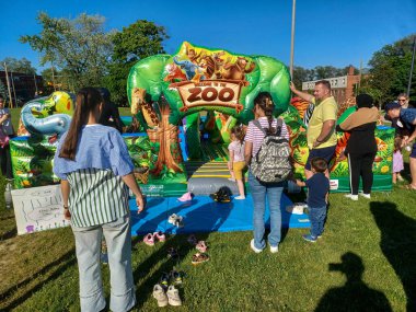 Toronto, ON, Kanada 19 Aralık 2022 Toronto tabelası Toronto şehir merkezindeki Nathan Phillips Meydanı.