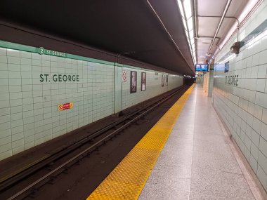 Toronto, ON, Kanada - 24 Nisan 2025: İçerideki St. George metro istasyonuna bakın