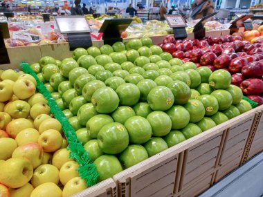 Toronto, ON, Kanada - 27 Nisan 2025: Walmart süpermarketindeki üretim departmanına bakın.