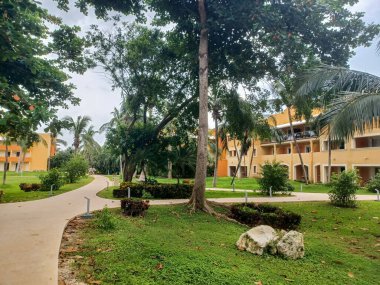 Playa del Carmen, Quintana Roo, Meksika - 20 Kasım 2024: Sonbahar sezonunda Barcelo Maya Oteli bölgesinde