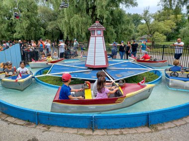 Toronto, ON, Kanada 19 Aralık 2022 Toronto tabelası Toronto şehir merkezindeki Nathan Phillips Meydanı.