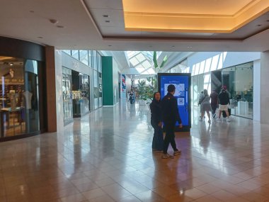 Toronto, On, Kanada - 21 Kasım 2024: CF Sherway Gardens alışveriş merkezinin iç görünümü.