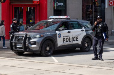 Toronto, ON, Kanada - 17 Mart 2022: Toronto 'daki St. Partick Geçit Töreni sırasında polis arabası