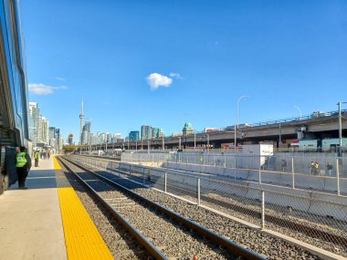 Toronto, ON, Kanada 19 Aralık 2022 Toronto tabelası Toronto şehir merkezindeki Nathan Phillips Meydanı.