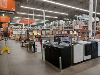 Toronto, On, Kanada - 21 Aralık 2024: Home Depot 'taki rafların ve rafların görüntüsü.
